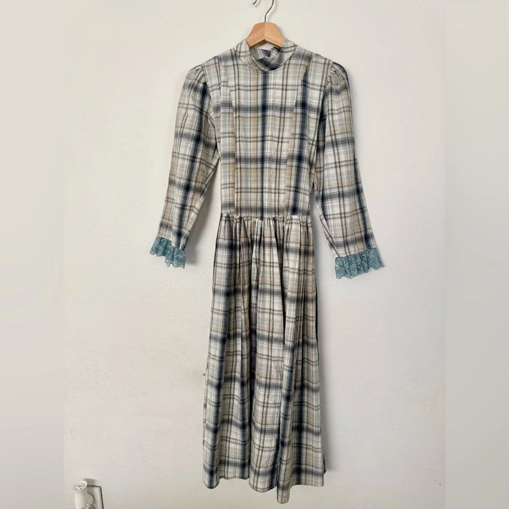 Cottagecore Plaid Long-Sleeve Midi Dress with Lace Cuffs - Blue Cream